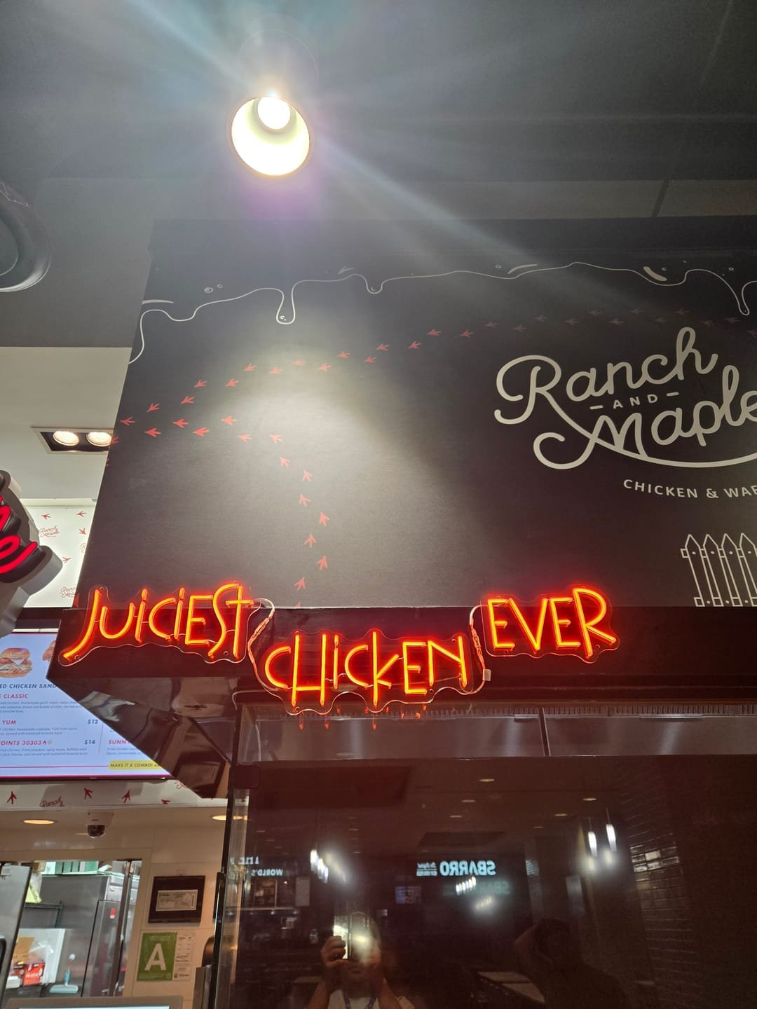 Néon LED « Juiciest Chicken Ever » pour restaurant – Neonverse Maroc | restaurant LED neon sign