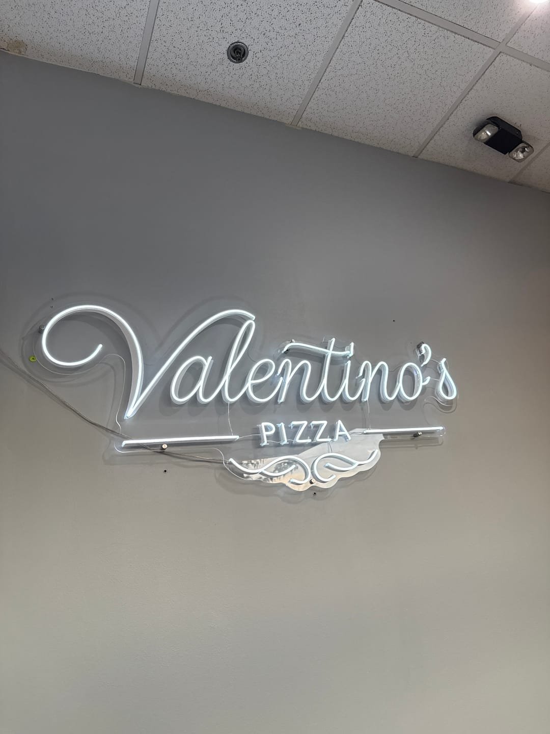 Néon LED logo de pizzeria Valentino’s – Neonverse Maroc | pizzeria custom LED neon sign
